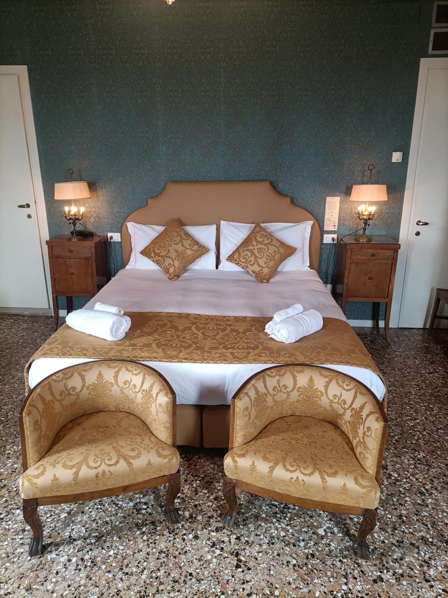 Deluxe Double Room Grand Canal View,1656177533:JPEG